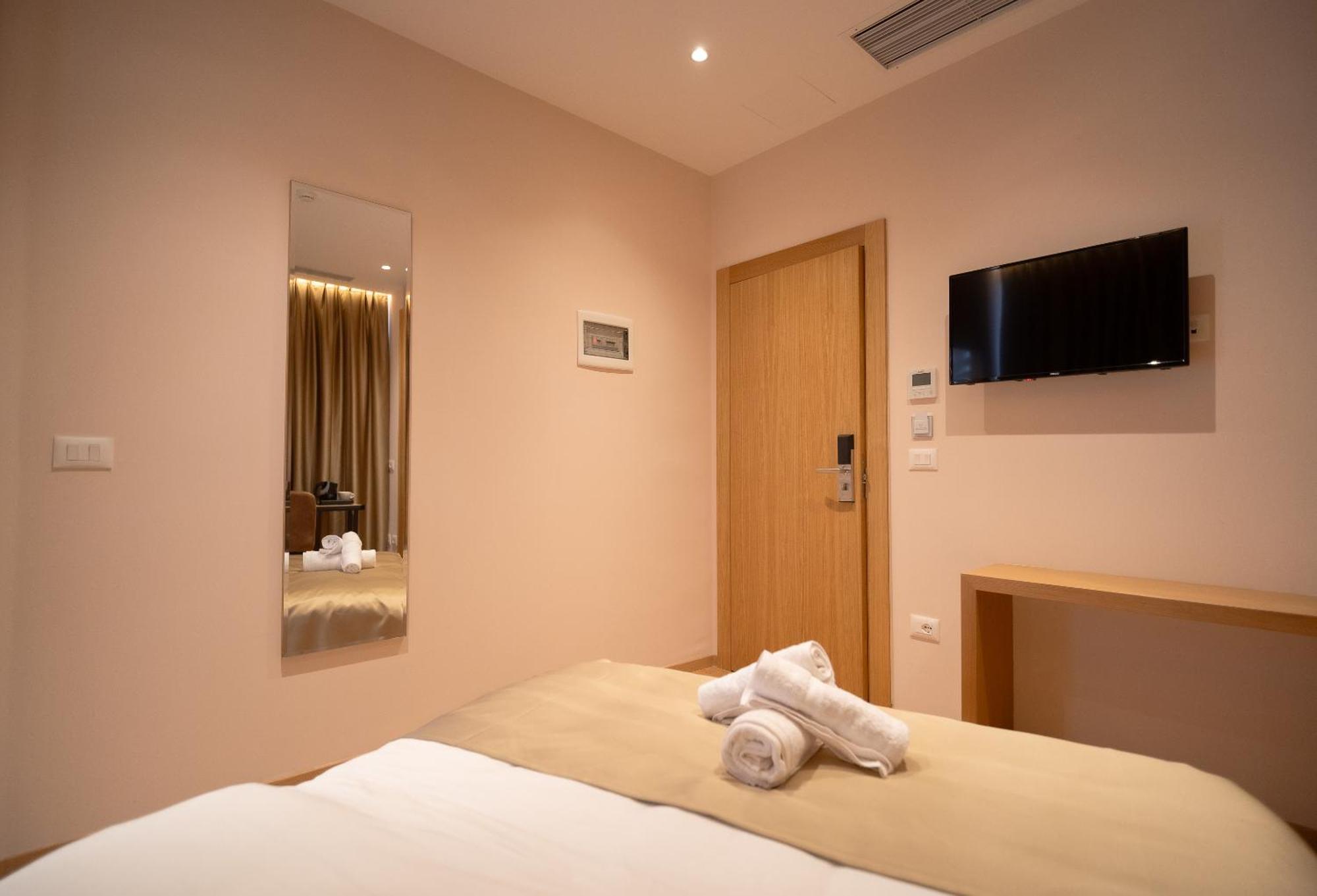 Hotel Boutique Jera Tirana Bagian luar foto